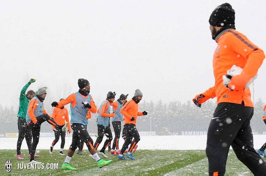 Allenamento sotto la neve per la Juventus: CarlosTevez sembra avere in mente di tirare qualche palla ai compagni. (Ansa)
